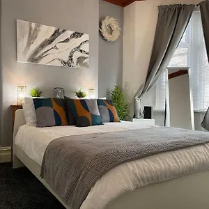Spacious 5 Bedroom House - 2 Bath - Centre - Free Parking Holiday home