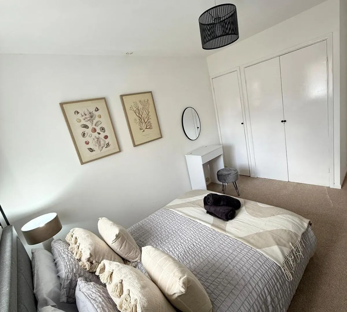 Lovely 2 Bed End Terrace - Private Parking - Garden Cardiff 0*,  United Kingdom
