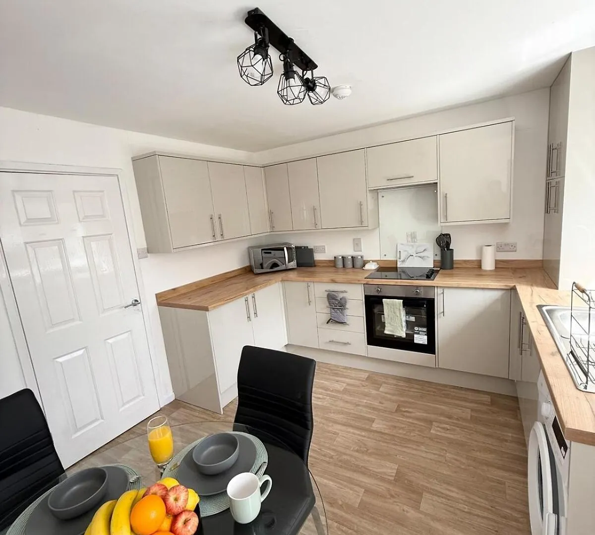 Lovely 2 Bed End Terrace - Private Parking - Garden Cardiff Holiday home
