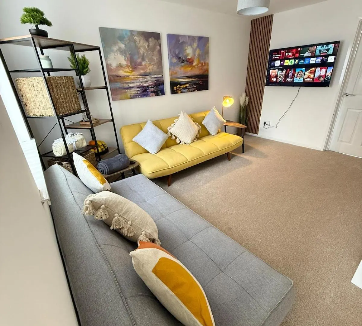 Lovely 2 Bed End Terrace - Private Parking - Garden location